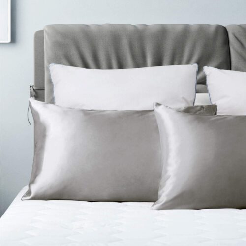 set svilenih jastučnica na krevetu